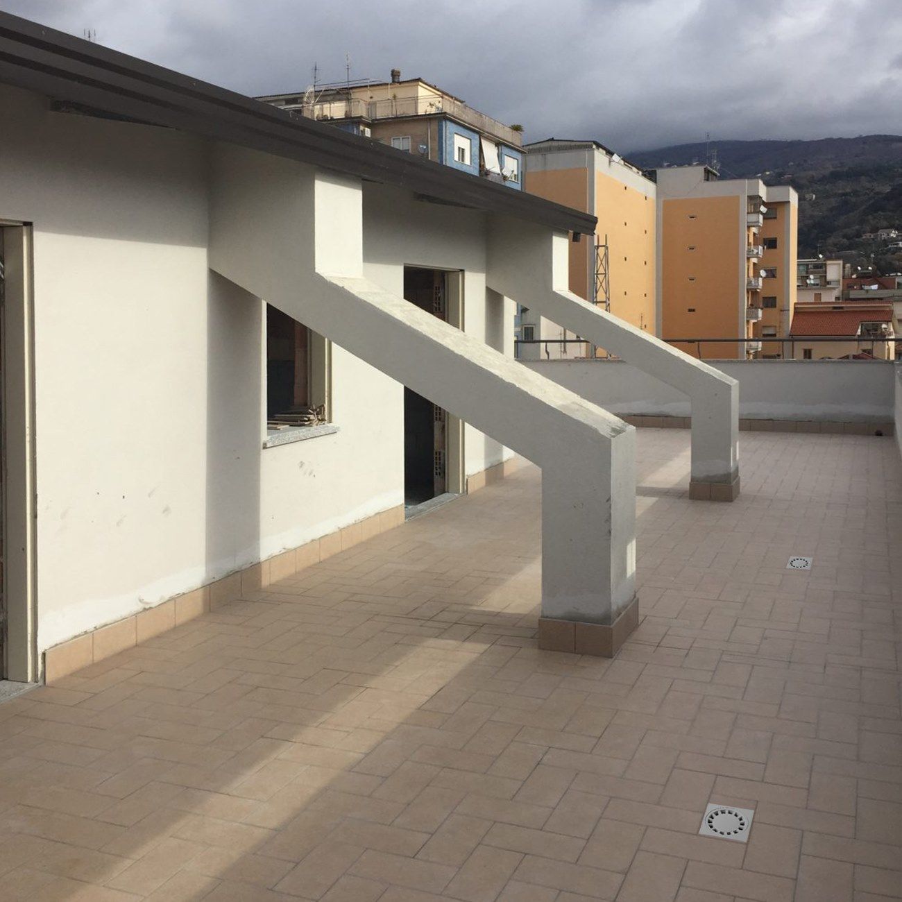 Сифонированная крышка люка PP с вертикальным сливом First Corporation First Plast ARCH-00001561