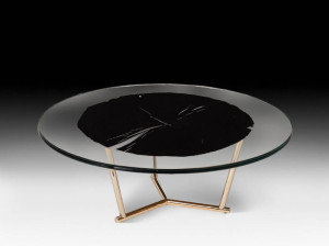 Низкий круглый журнальный столик из дерева и стекла