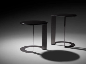 Круглый металлический журнальный столик