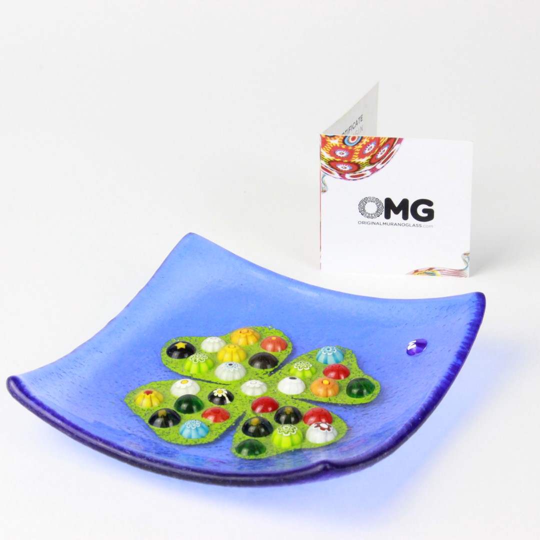 1636 ORIGINALMURANOGLASS Квадратное блюдце Четырехлистник - голубое с мурринами миллефиори - муранское стекло 9 см  - Вид №1