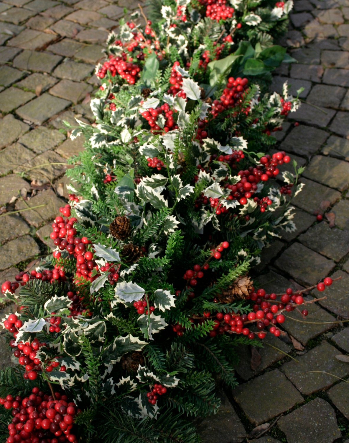 1392 844 a3 Гирлянда искусственная 'Илекс / ягоды / листья лимона', 180 см, зелено-красная H-andreas 