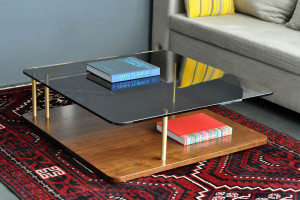 Квадратный деревянный и стеклянный журнальный столик