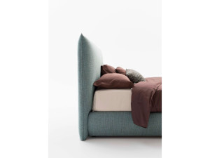 Двуспальная мягкая кровать с высоким изголовьем