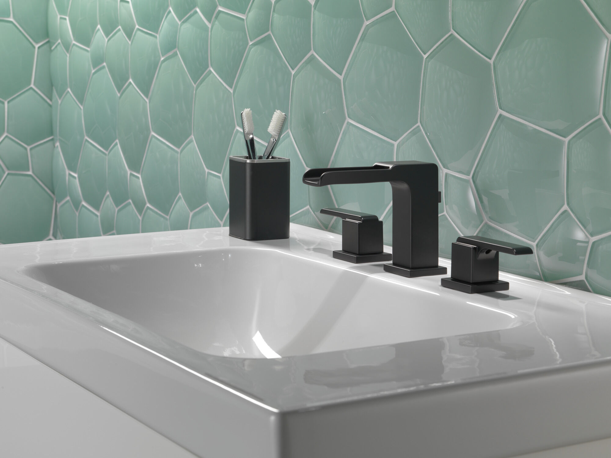 3568LF-BLMPU Смеситель для ванной комнаты с двумя ручками Delta Faucet Ara Матовый черный - Вид №3