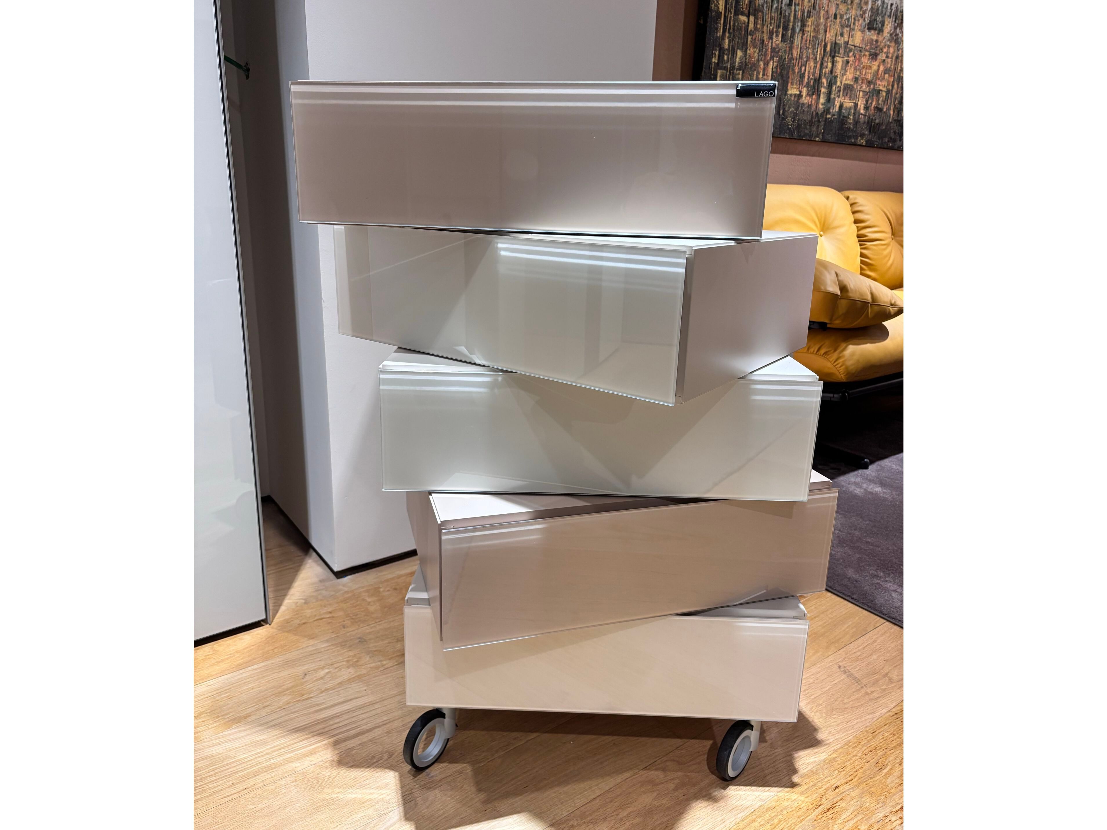 Комод на колесах In Stock озеро ARCH-00141294