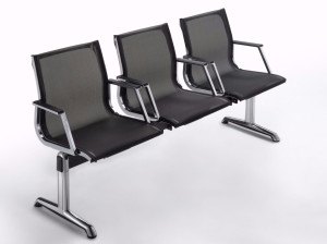 Сидя на сетчатом напольном баре