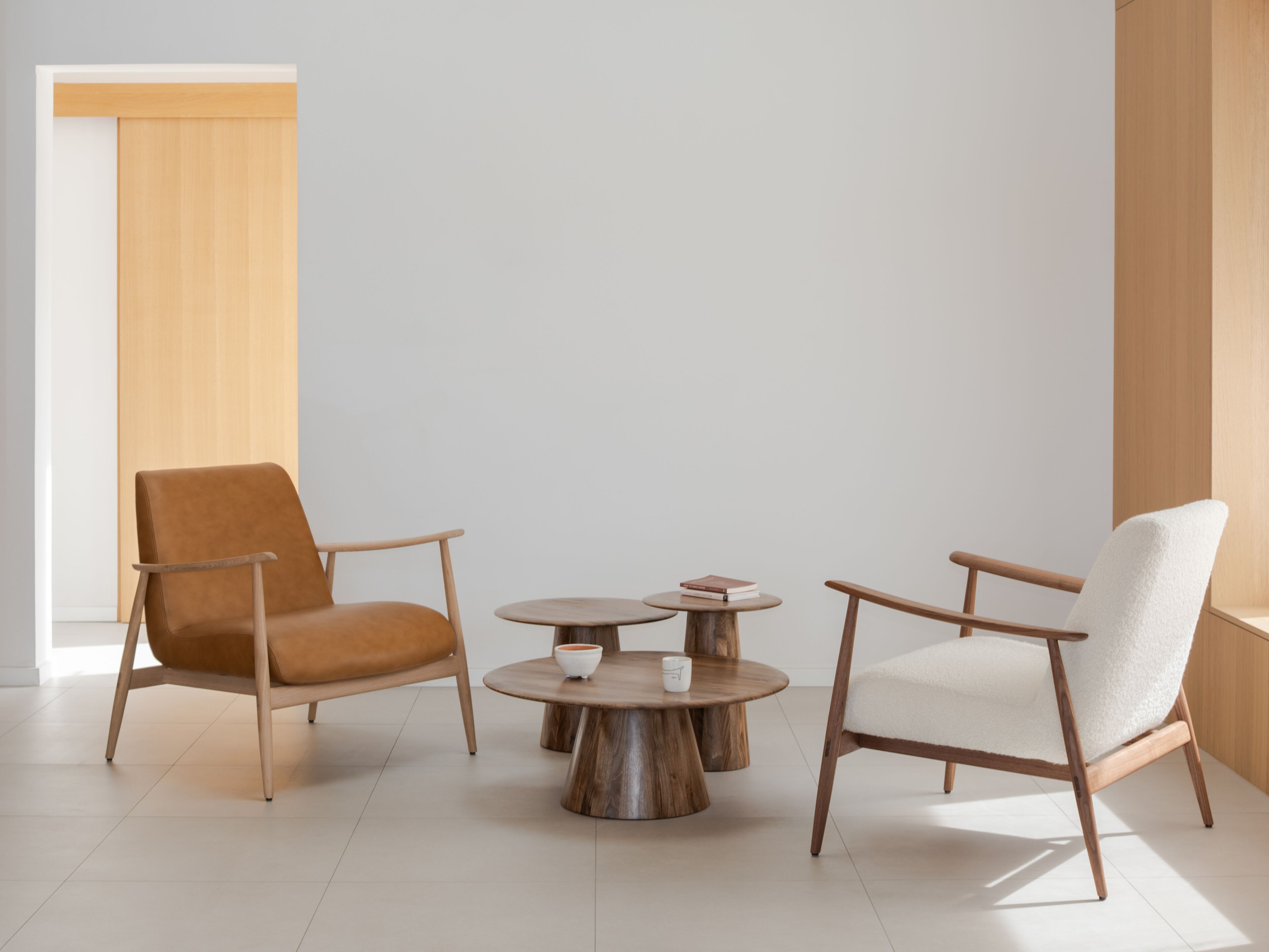 Круглый журнальный столик из грецкого ореха Gazzda MUSHROOM ARCH-00015764