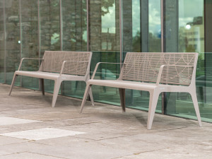 Скамья из нержавеющей стали со спинкой и подлокотниками