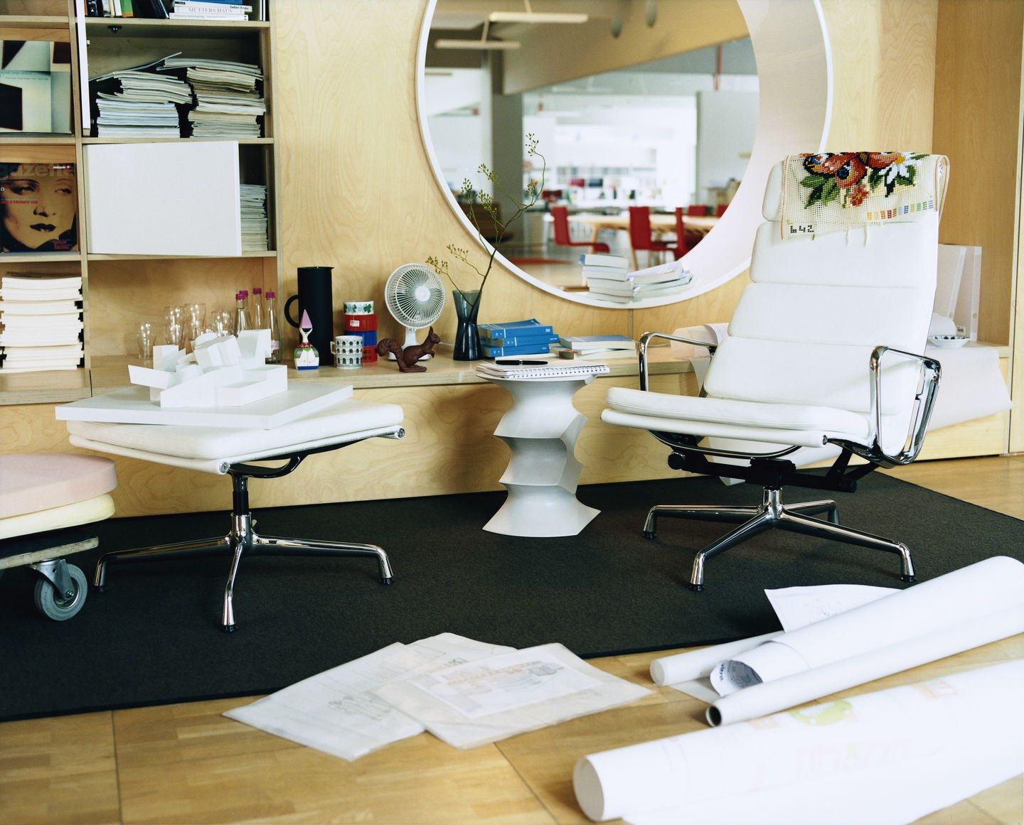 Кожаный спиц поворотный стул с подлокотниками VITRA Eames Soft Pad Group ARCH-00078216 - Вид №11