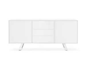 Деревянный шкаф с распашными дверями