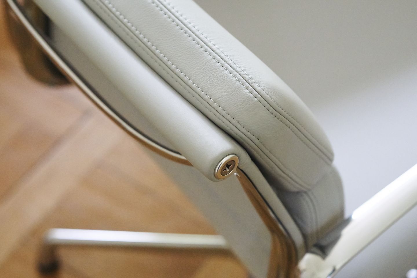 Кожаный спиц поворотный стул с подлокотниками VITRA Eames Soft Pad Group ARCH-00078216 - Вид №14