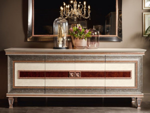 Деревянный шкаф с распашными дверями