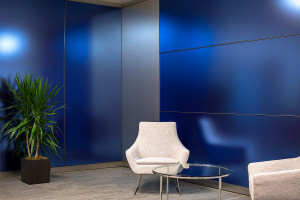 FSRT647 Система обшивки стен Levelr с панелями из вивихромного хромового стекла с прослойкой индивидуального цвета, показанная в конфигурации «отражающий» с отделкой pearlex +, нержавеющая сталь с отделкой «горный хрусталь» и открывающиеся ребра из нержав