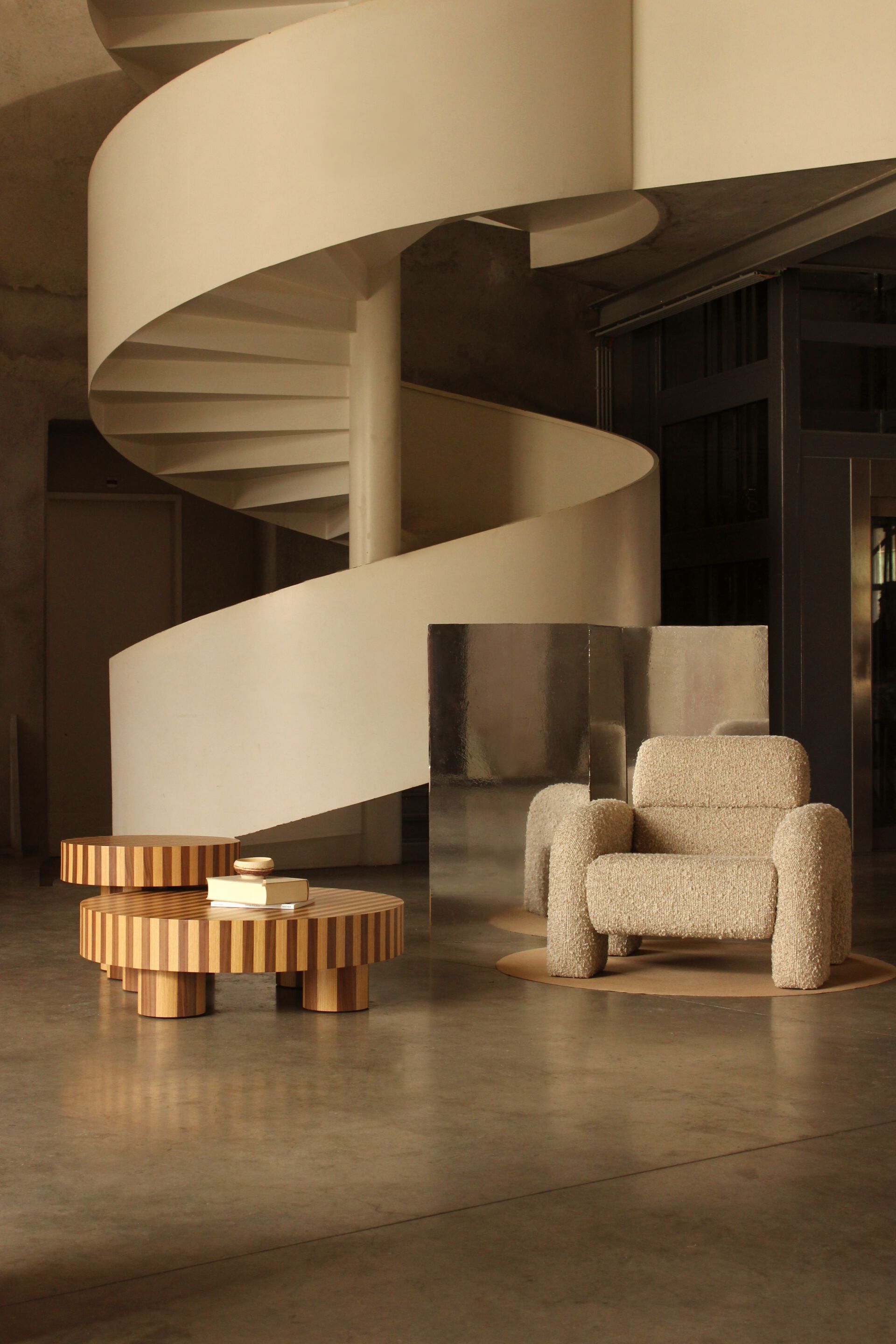 Низкий круглый журнальный столик из дуба и грецкого ореха DOOQ Nusa ARCH-00113669 - Вид №6