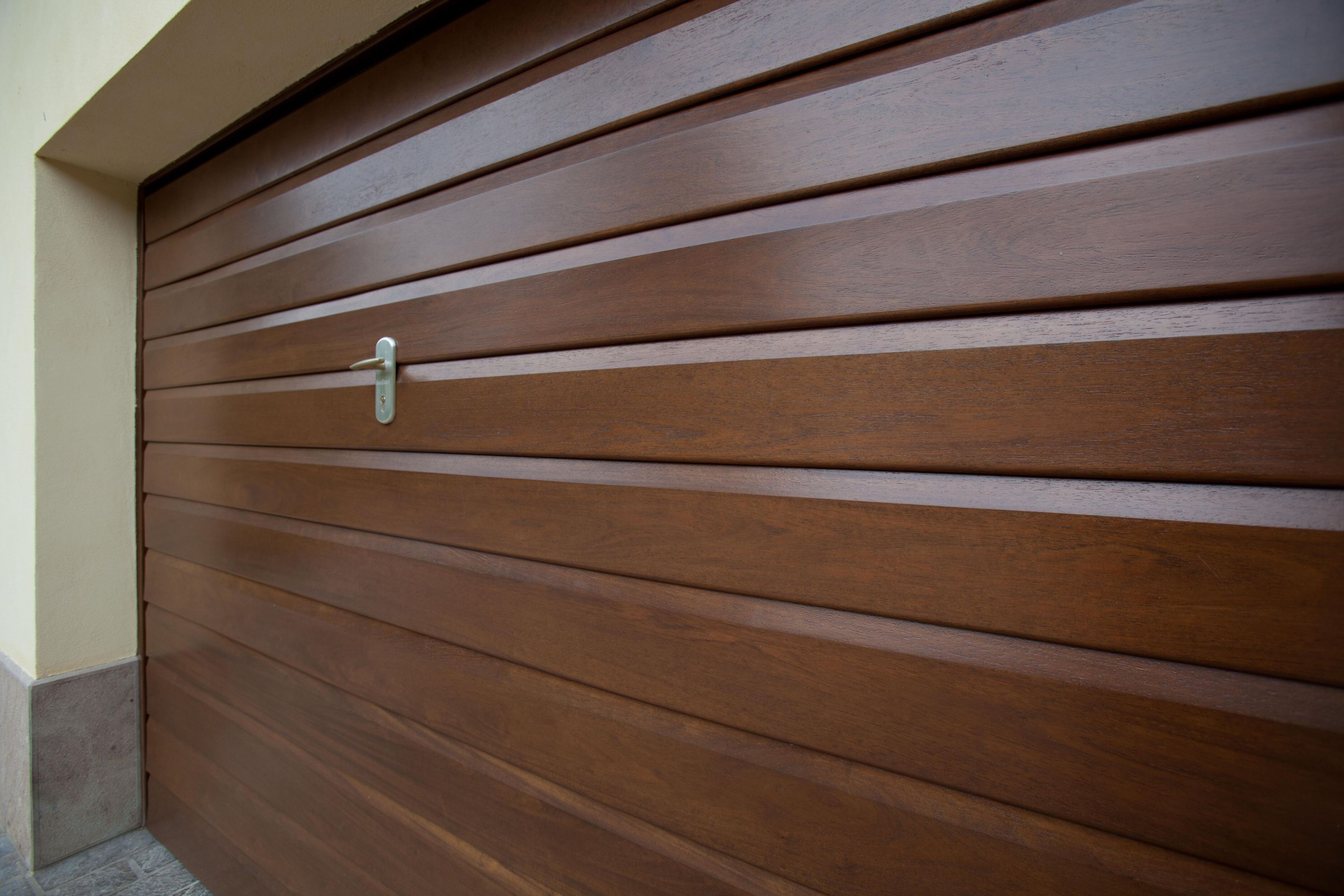 Навесные гаражные ворота из массива дерева Bussi Portone da garage basculante ARCH-00005103 - Вид №1