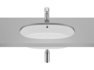 Утопленный под столешницей овальный умывальник в фарфоре