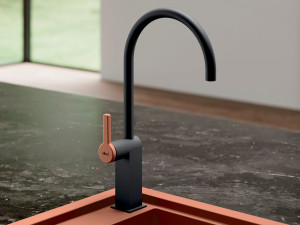 Однорычажный смеситель для кухни с поворотным изливом