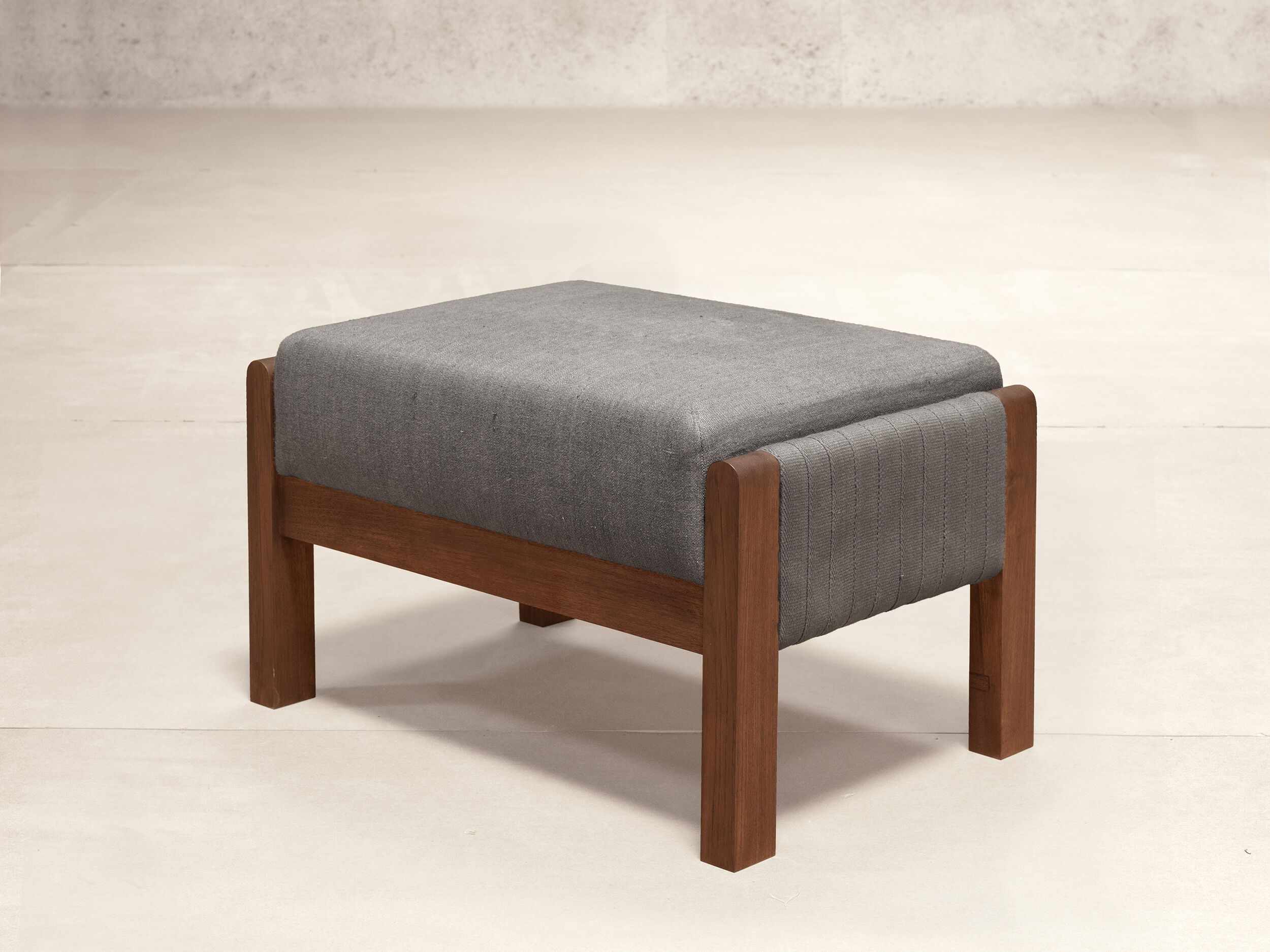 Тканевая мягкая подставка для ног Phantom Hands Niwar ARCH-00077490