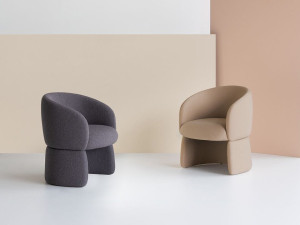 Тканевое кресло с подлокотниками