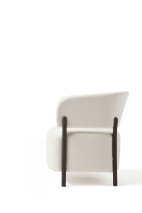 Тканевое кресло с подлокотниками