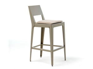 Высокий стул из листового металла с подставкой для ног