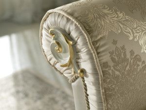 Деревянная мягкая скамейка