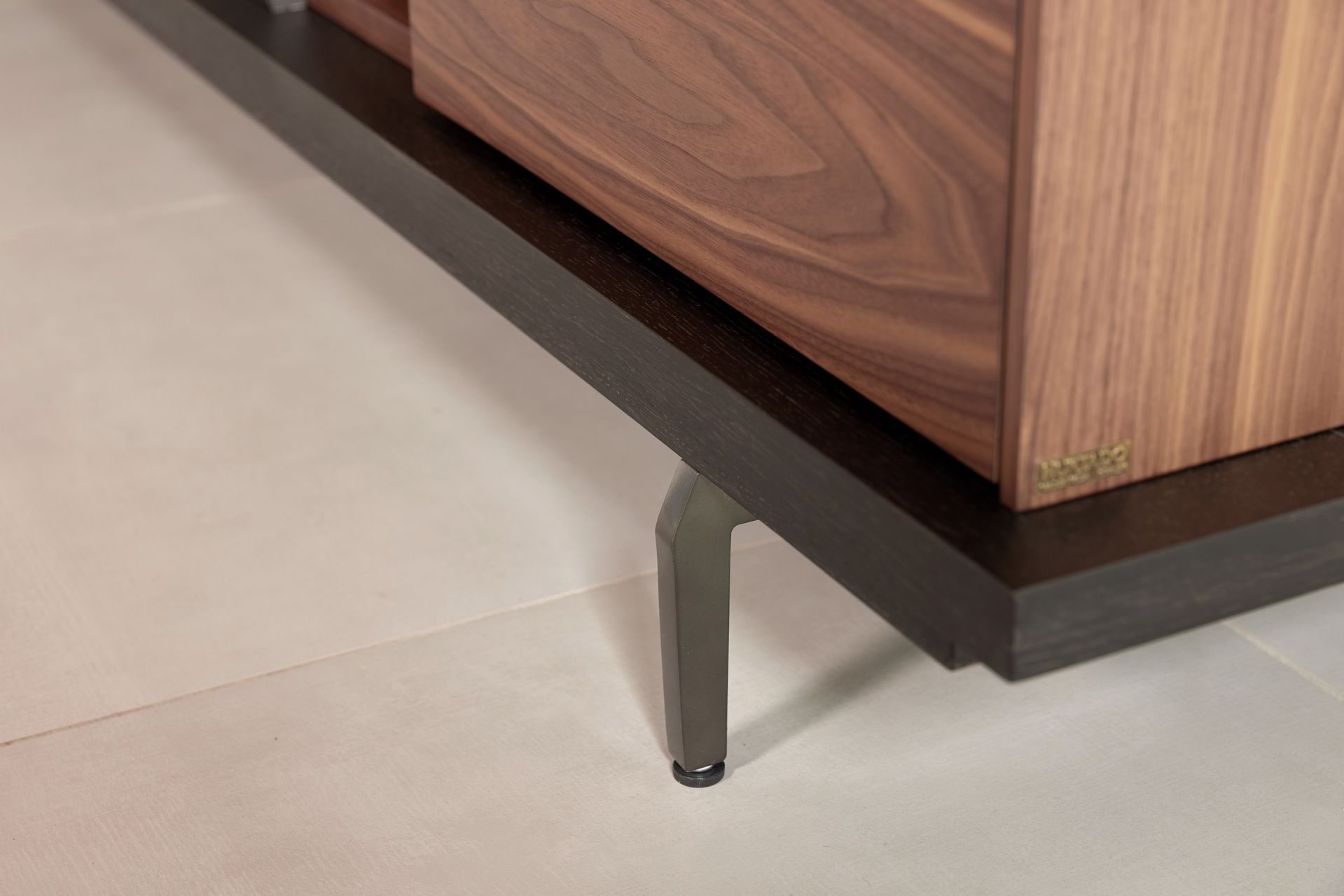 Деревянный шкаф для телевизора с выдвижными ящиками и дверцами Hurtado Evolution ARCH-00037782 - Вид №6