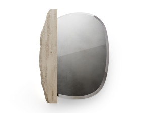 Травертиновое зеркало и настенное стекло со встроенным освещением