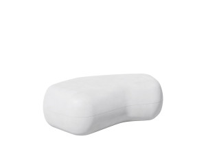 Изогнутая бетонная скамья