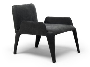 Кожаное кресло с подлокотниками