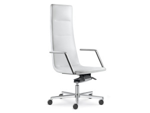 Регулируемое по высоте вращающееся офисное кресло с подлокотниками