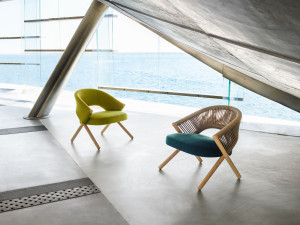 Тканевое кресло с подлокотниками