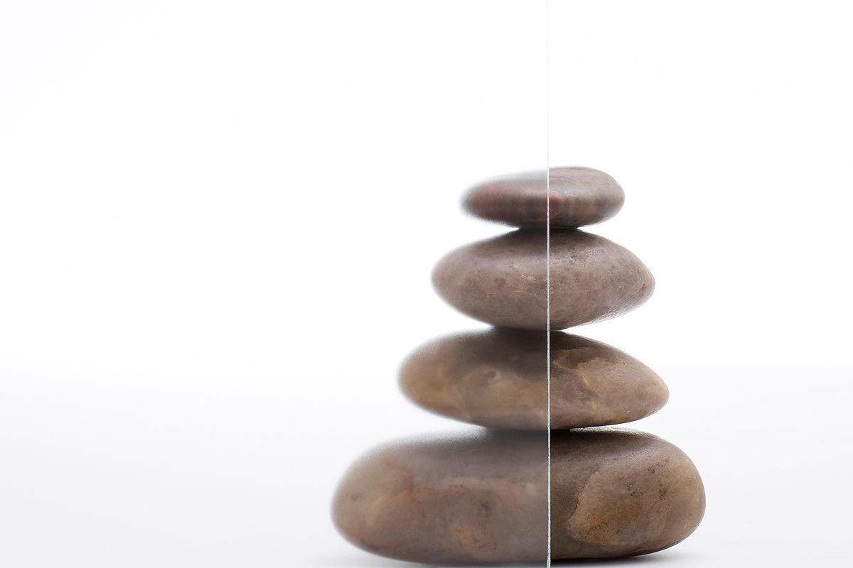 FSRT275 Стекло для маркировки Vivichrome показано в двухсторонней немагнитной конфигурации с цветным промежуточным слоем доски и отделкой pearlex + Forms-surfaces 