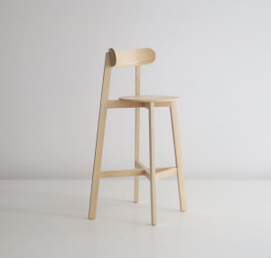 Высокий деревянный барный стул