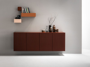 Деревянный шкаф с раздвижными дверями