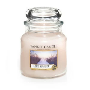 Свеча средняя в стеклянной банке "Закат на озере" 411 гр 65-90 часов YANKEE CANDLE  267968 Белый