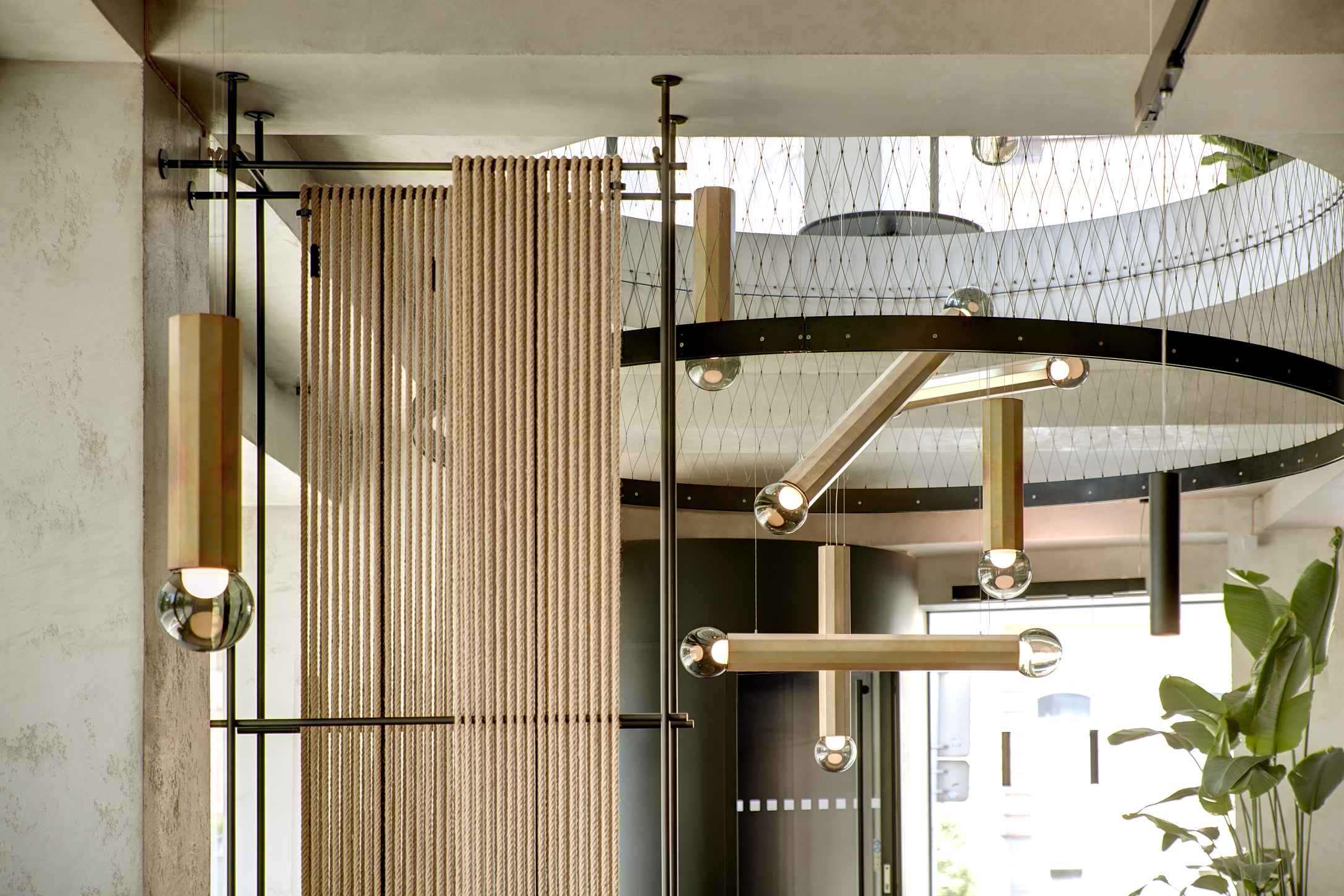 Выдувное стекло и металлический светодиодный подвесной светильник BROKIS Prisma ARCH-00087966 - Вид №17