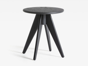 Высокий журнальный столик из ясеня