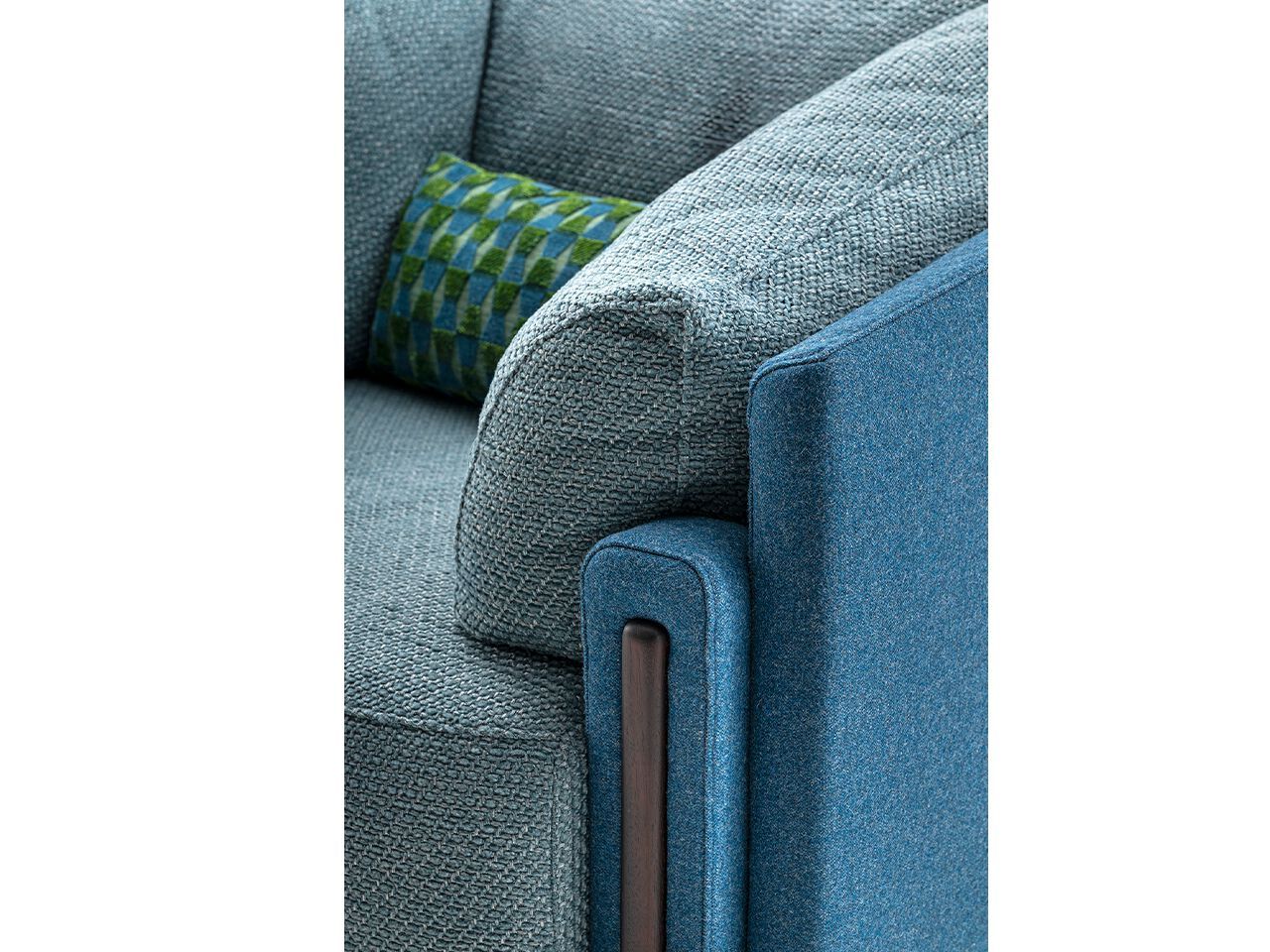 Кресло из кожи или ткани с деталями из орехового дерева Turri Веста ARCH-00103977 - Вид №1