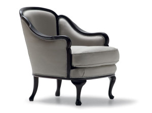 Тканевое кресло с подлокотниками