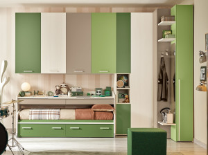 Спальня на палубе с кроватью и письменным столом на колесах