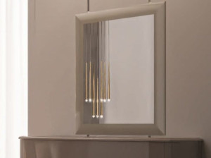 Прямоугольное зеркало с рамой стены