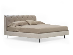 Кожаная кровать с капитонным изголовьем