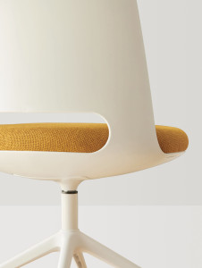 Поворотный тканевый рабочий стул с гибкой спинкой на насесте