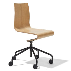 Регулируемое по высоте офисное кресло с колесами