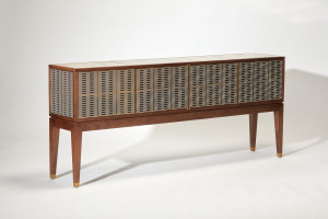 Деревянный шкаф с распашными дверями