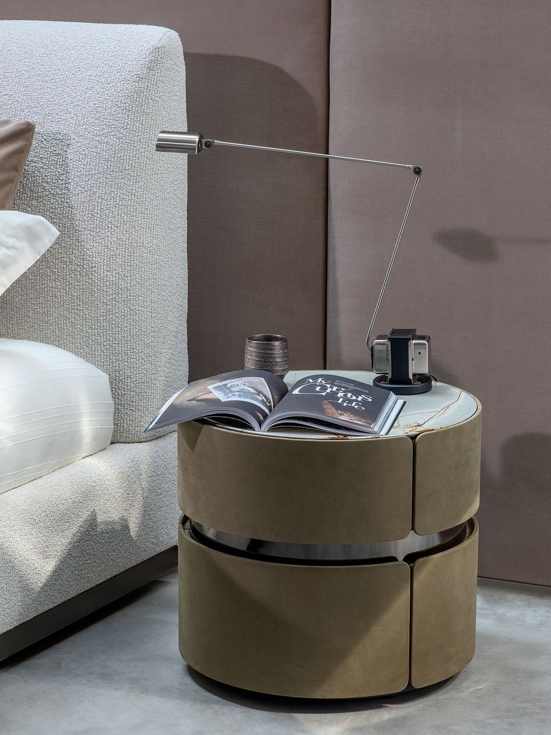 Круглая тумбочка из ясеня с кожаной обивкой и ящиками Flou Тоши ARCH-00087359 - Вид №4