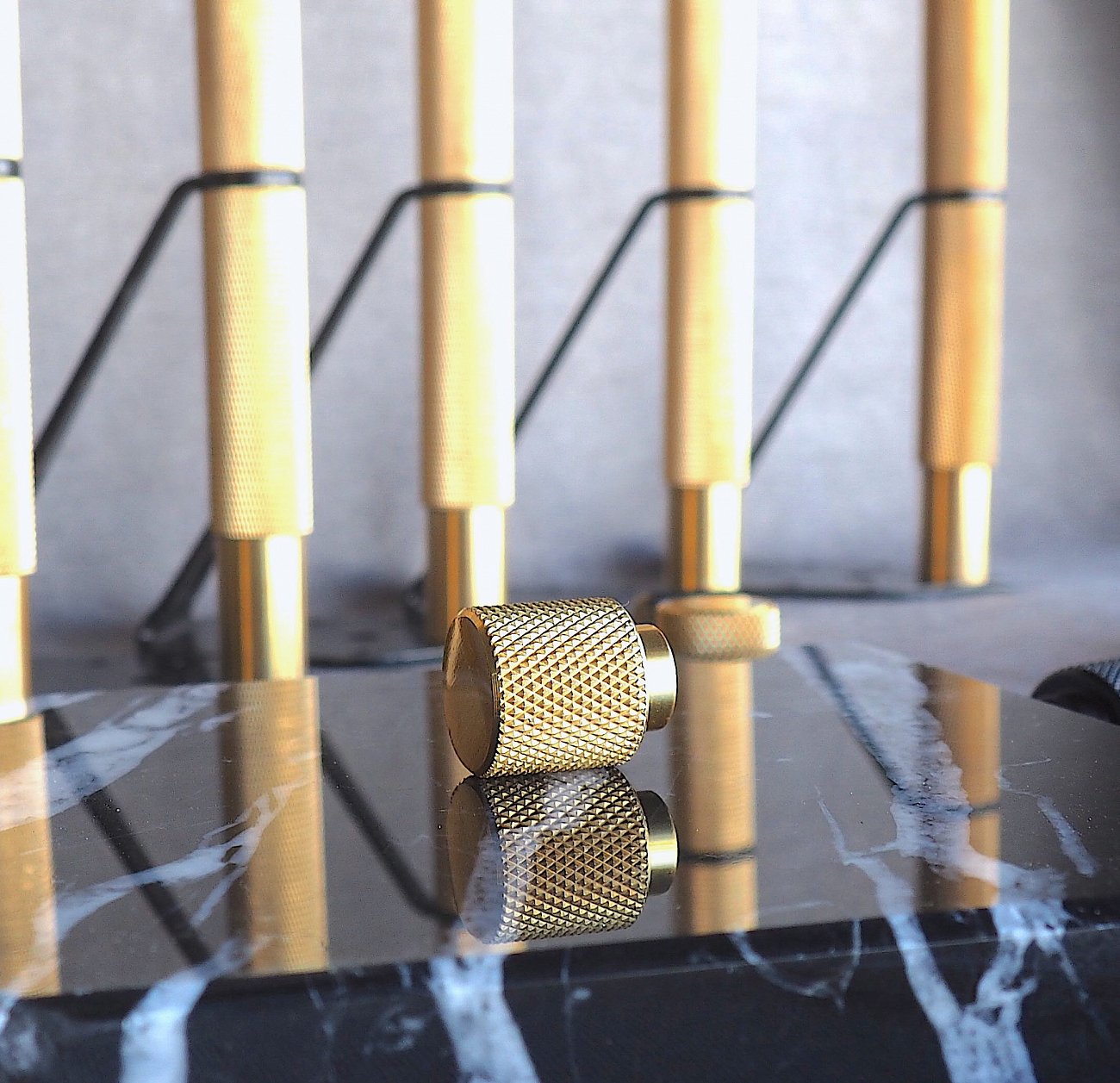 Тумба под телевизор с дверцами 61х182 см светло-серая Moon BRAGIN DESIGN MOON 00-3862425 Серый - Вид №1