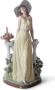 10668965 LLADRO Фигурка Lladro "Задумчивая" 17x35см Фарфор