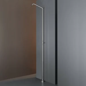 Свободно стоящий носик для душа с конической струи дождя и крепежной скобой H. 2160 мм  NEU24 CEADESIGN